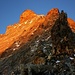 Die ersten Sonnenstrahlen beleuchten den Gipfel und die Ostwand vom Matterhorn (4477,5m).