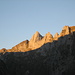 Die Morgensonne taucht die Gipfel um den Altmann in ein warmes Licht. 

Der Einstieg in den Schaffhauser Kamin erfolgt auf dem Rässeggsattel links unten, den man von beiden Seiten her ersteigen kann.