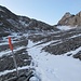 Die Begehung des Lötschengletschers erfordert keine Eisausrüstung und bereitet keine Orientierungsprobleme - immer den Stangen nach, der Gletscher ist in diesem Bereich schuttbedeckt (mal abgesehen von der dünnen Neuschneeauflage der letzten Tage).