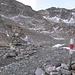 Die ostseitige Moräne des Lötschengletschers wird an einem großen Steinmann erreicht.