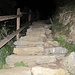 Eine kleine Unendlichkeit heißt es Treppensteigen im Dunkeln - und das sehr steil.