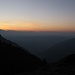 Ein zarter Teint liegt über Südtirol; einige Zacken der Dolomiten ragen ins Morgenrot.