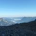 Der Fronalpstock wirft einen grossen Schatten aufs Nebelmeer, dahinter Grosser und Kleiner Mythen