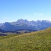 Odle-Geisler und Puez Gruppe  im Hintergrund, mit Seceda, Saas Rigais , Monte Stevia und Puezspitzen gut erkennbar.