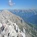 Gipfelblick zu Wettersteinkopf und Wettersteinwand. Dahinter das Karwendel. Im Tal die Leutasch.