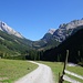 Vorm Gatter zur Angeralm im Karwendeltal. Im Hintergrund von links nach rechts zu sehen die Östliche Karwendelspitze, die Grabenkarspitze, den Hochalmsattel und das Karwendelhaus.