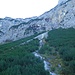 Der Geröllhang, der bis unter die Steilwand führt und diese dann links bis zu einem Drahtseil quert. (Aufstieg vom Karwendeltal ins Marxenkar.)