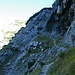 Deutlich zu sehen der Weg der die Steilwand nach links quert. (Aufstieg vom Karwendeltal ins Marxenkar.)