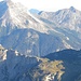 Ungefähr auf Höhe des Seekarls wärend des Aufstiegs zur Breitgrieskarscharte, Blick über das Karwendeltal in Richtung Bäralpl (unten), (von links nach rechts) Soiernspitze, Gumpenkarspitze und Krapfenkarspitze.
