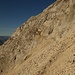 Blick aus dem (Südost-)Geröllhang, nach dem Ende des Ostgrates auf das vor mir liegende, steile, ebenfalls mit losen Steinen besetzte Kletterstück 1. Grades auf den Südwestgrat (auch Blassengrat genannt) zur Breitgrieskarspitze. (Aufstieg von der Breitgrieskarscharte.)