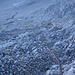 Der Abstieg von der Breitgrieskarspitze Richtung Pleisenhütte führt sehr direkt mittels Drahtseil durch die Westwand in das darunter liegende Kar. Vorsicht: Das Seil hat nur 3 Fixpunkte und baumelt entsprechend herum.