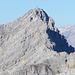 Blick (mit Zoom) auf die Pleisenspitze vom oberen Fixpunkt des Stahlseils in der Westwand der Breitgrieskarspitze.