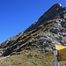 Der Aufstieg erfolgt bis zum linken Bildrand. Anschliessend wird der sichtbare Abhang leicht überklettert. Weiter geht es nach rechts zum höchsten Punkt.