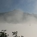 der Schafberg taucht aus dem Nebel auf, davor schwebt eine Gondel bergwärts