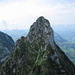 Der Gipfel des Kleinen Mythen vom Haggenspitz aus gesehen. Von hier sieht der Kamin, leicht links des Gipfels, ziemlich grimmig aus.
