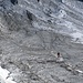 Die nächste Person nähert sich auf dem Gletscher dem Mettelhorn
