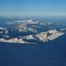 Aussicht vom Sattel (Sedlo Ėl’brusa / Седло Эльбруса; 5373m) nach Georgien im Süden. Der Berg mit der Wolkenfahne am Gipfel ist der შდავლერი (Šdavleri; 3993m).