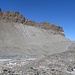 Canyonartige Felsformation unterhalb des Matterhorns (unterhalb der Gesteinsformationen verläuft der Weg in Richtung Hörnlihütte)