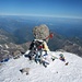 Der Gipfel vom Эльбрус (Ėl'brus) - am Ziel der Traumtour auf 5642m auf dem Dach Europas! Dahinter liegt Georgien und noch ein wenig weiter ist die Erdkrümmung am Horizont zu sehen - und alles konnte ich alleine in Ruhe geniessen...