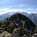 Gleich ist der Gipfel erreicht. Die Mont Blanc Gruppe grüsst dahinter.
