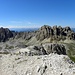 Tierser Alpl Hutte, 2440m, mit Roterdspitze(links,2655m) und Rosszahne(rechts,2653m).