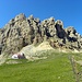 Schon gelegene Tierser Alpl Hutte, 2440m, mit Rosszahnegrat.
