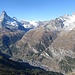 Grandioses Panorama: Tiefblick nach Zermatt, im Hintergrund das Matterhorn