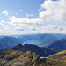 Panorama SW mit zwei Gipfeln, die man auch im Berglauf machen kann: [http://www.hikr.org/tour/post15351.html Cima di Sassello] und [http://www.hikr.org/tour/post15349.html Sassariente].