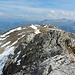 Auf dem Gipfel  mit Sicht Richtung Osten zum Piz Vizan, im Hintergrund der Piz Curvér