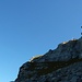 Der Gipfel ist nah

Hier wird über das Steile Grasband in der Bildmitte gequert bis zur Felsbarriere (Sonne/Schatten).