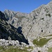 Weg durch die Schlucht, in der Bildmitte die Alp Majada de Oston.