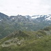 Blick vom Wuosthorn zum Hüreli (unten mitte links). Links oben das Schwarzhorn, rechts oben der Grialetschgletscher.