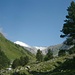 In das schöne Tal oberhalb Терскол (Terskol) verirren sich nur wenige Touristen. Weit oben ist der Westgipfel vom Ėl'brus (Эльбрус запатная вершина; 5621m).