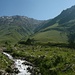 Rechts ist das Tal zu sehen durch das man zuerst im Bachbett vom Сарыкол (Sarykol) weglos aufsteigen muss zum Перевал Солдатский (Pereval Soldatskij).