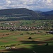 Aussicht vom Bännlifels (631,7m) über Brislach (371m) zur Eggflue (686,2m). An den Hängen der Eggflue liegt das Dorf Nenzlingen (438m) links auf dem Foto.