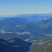 Fast auf dem Gazzirola Vorgipfel: ein Panorama vom Monte Boglia bis zum Monte Bar, mit Lugano und dem Val Colla.