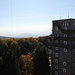 Gipfel Kékestető - Gipfelrundblick vom Fernsehturm 1/8: ... in südliche Richtung. Zu sehen ist u. a. das Hotel Hegycsúcs (im alten Turm). 