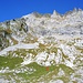 Beim grossen Felsblock auf 1770m Höhe verlässt man den Weg hinüber zu den Felsen (roter Pfeil im Foto) ...