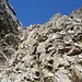 Am oberen Ende teilt sich die Schlucht. Hier kann auch in den Felsen rechts des linken Astes geklettert werden, d.h. in der Mitte des Bildes.