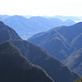 Pizzo d’Eus. Alle spalle, il Verbano si palesa in più punti, incluso sotto il Monte Gambarogno. Visibile anche il Lago Delio.