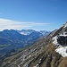 Blick am Grat (blau-weiss ausgeschildert) vorbei nach Adelboden und dem ebenfalls frisch verschneiten Wildstrubel