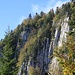 vor Les Chenevières: Blick zu den gegenüber aufragenden Felswänden