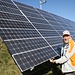 Hanspeter Schneider erläutert die Solaranlage auf Mont Soleil
