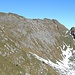 Vom Plättlispitz aus gesehen, macht der Federispitz einigen Eindruck. Der höchste Punkt ist die Erhebung rechts des kotierten Gipfels.