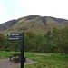 Start beim Visitor Centre. Im Hintergrund der untere Teil des Ben Nevis; der Gipfel ist nicht sichtbar