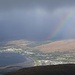 eine Regenfront naht: Sonne, Wolken und Regenbogen über den Ortschaftsteilen "Caol" und "Corpach" (Fort William)