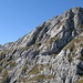 Pilatus Esel Ostwand mit der allseits beliebten T5-Route welche im Couloir bei den zwei runden Abdeckungen unterhalb des Gipfels hochführt