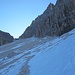Noch 150 Hm hartgefrorenes Geröll trennt uns von der Steinalpenscharte. Das Gelände ist zwar unschwierig, aber steiler, als es aussieht.