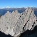 Über den Steinalpentürmen sind die Berge des Alpenhauptkammes bereits vom ersten Schnee gezeichnet.
