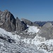 die Meilerhütte schmiegt sich wie ein Adlerhorst an die Felsen